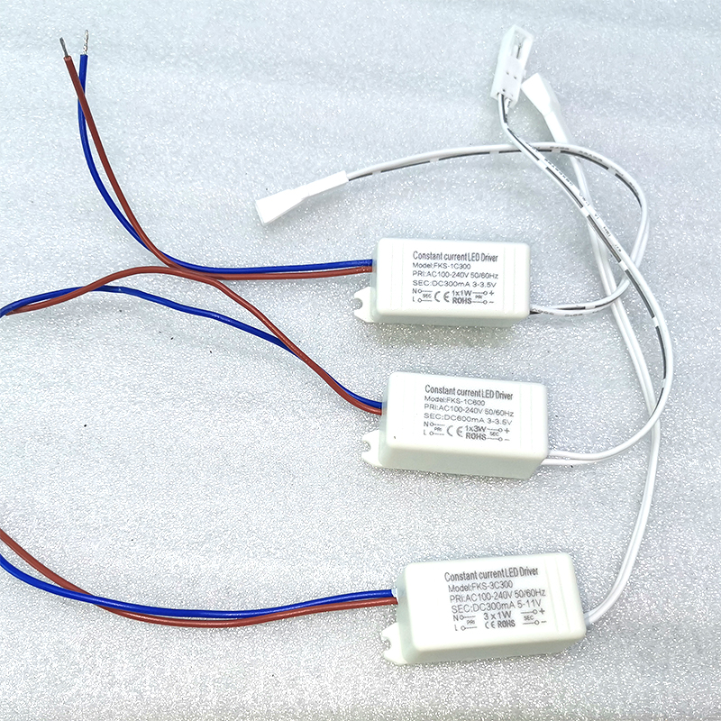 Constant current power supply for LED lamps